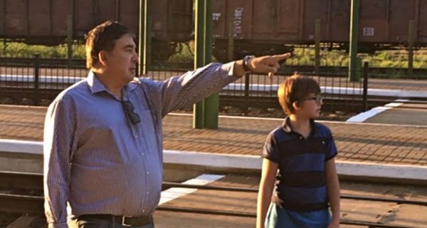 Саакашвили показал 10-летнему сыну Закарпатье