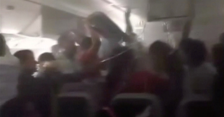 Видео паники из горящего самолета в Дубае