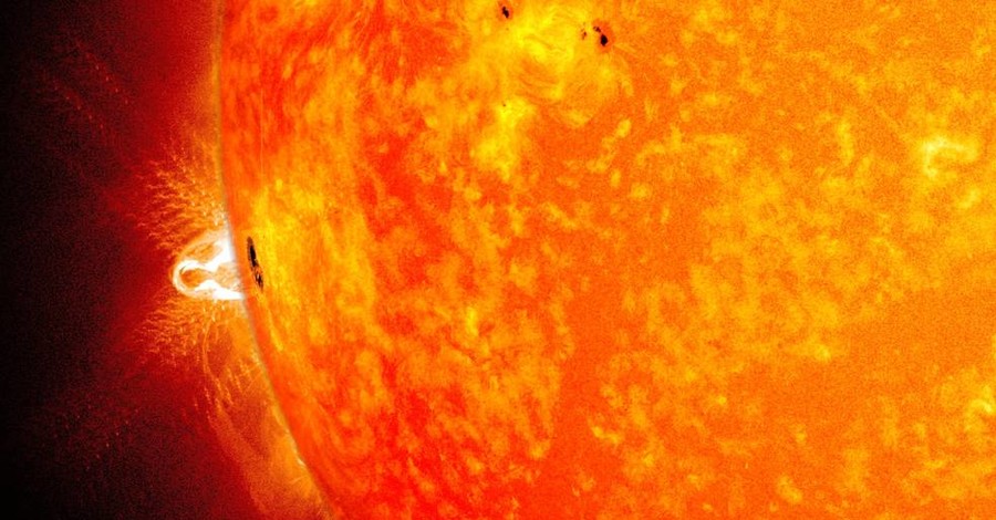 NASA показало, как Солнце разорвало комету на части