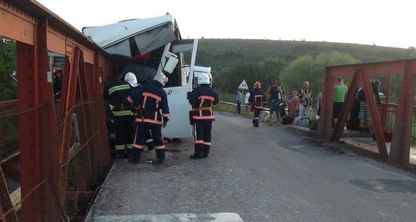 На Прикарпатье автобус с 50 заробитчанами разбился на мосту