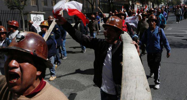 В Боливии шахтеры взяли в заложники полицейских