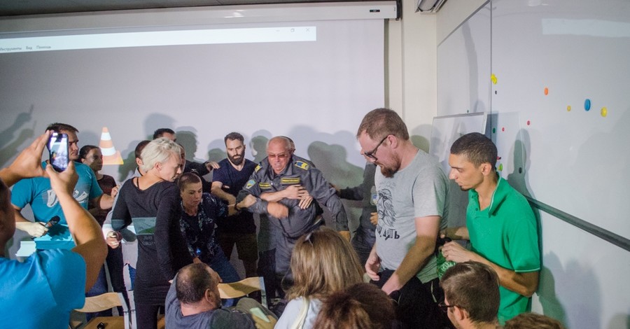 Блогер Адольфыч в Одессе напал с ножом на охранника: есть жертвы