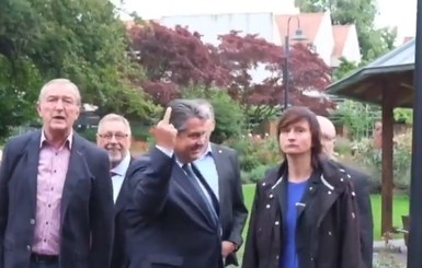 Вице-канцлер ФРГ Зигмар Габриель показал митингующим средний палец