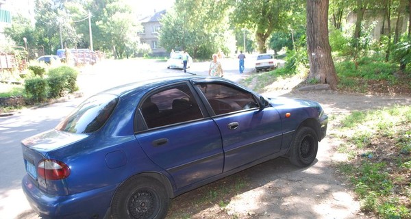 В Каменском полицейские припарковали авто на тротуаре и пошли на обед