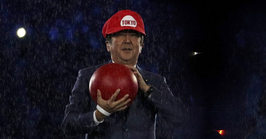 Премьер Японии принял олимпийскую эстафету в костюме Марио