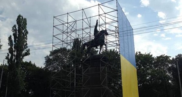 В Киеве оградили памятник Щорсу
