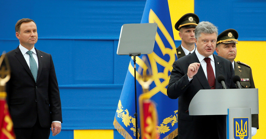Порошенко поздравил украинцев с Независимостью словами Черновола и Маяковского 