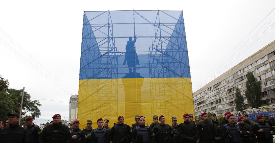 В Киеве пытались снести памятник Щорсу, но передумали