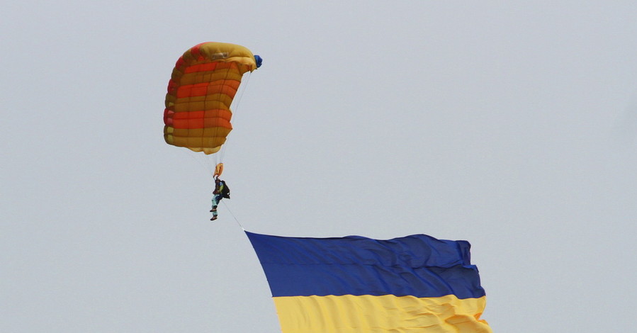 В Днепре парашютисты спустили с неба самый большой флаг Украины