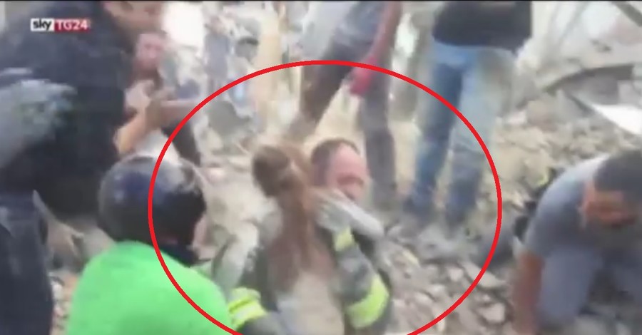 Из-под завалов в Италии под овации освободили 10-летнюю девочку 