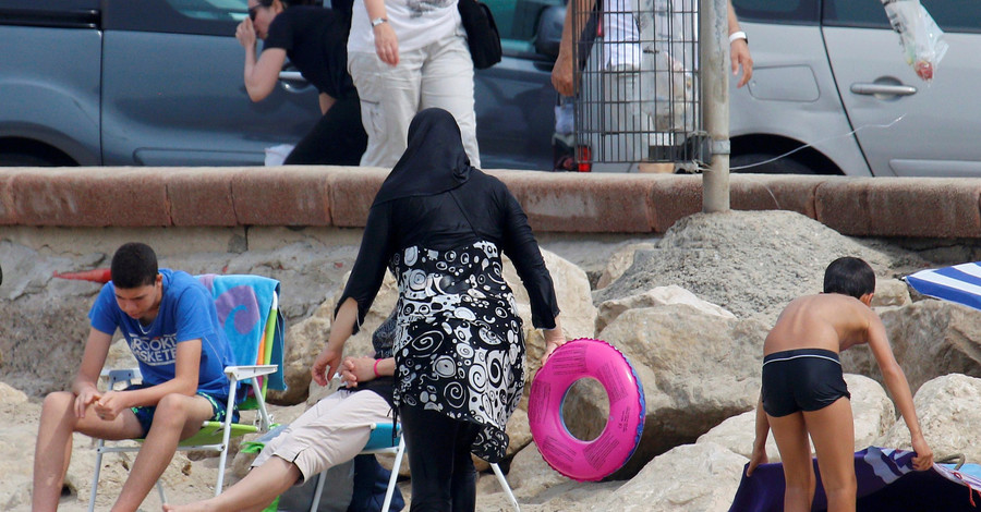 Экс-президент Франции Саркози назвал ношение мусульманского купальника провокацией 