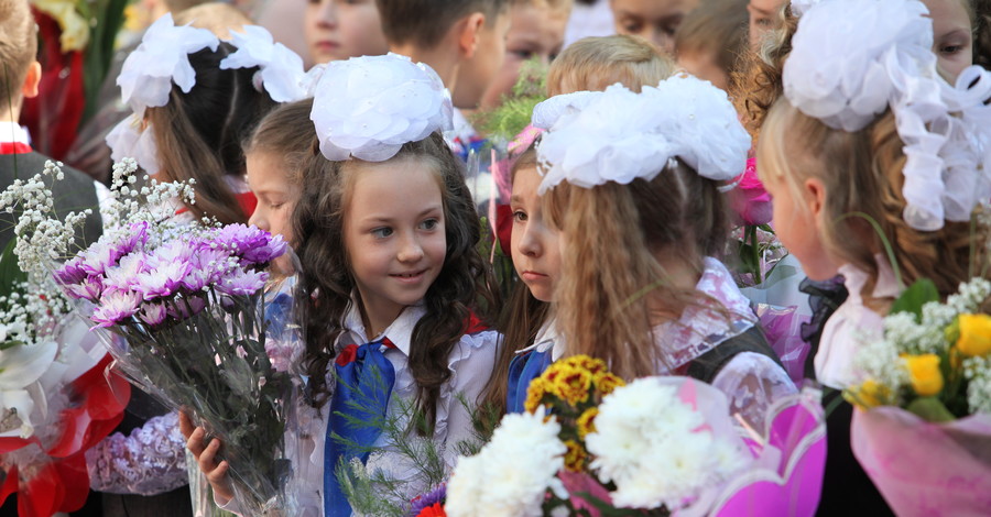 Одесские школьники вместо пионов и хризантем принесут на линейку лекарства для бойцов
