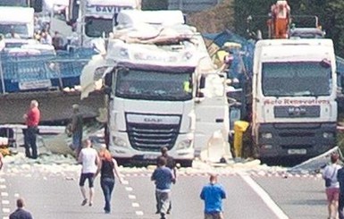 В Великобритании на автостраду обрушился мост