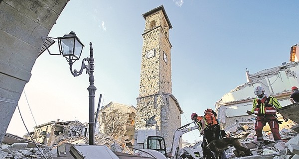 Землетрясение в Италии: колокольня XIII века устояла, а современные дома рухнули