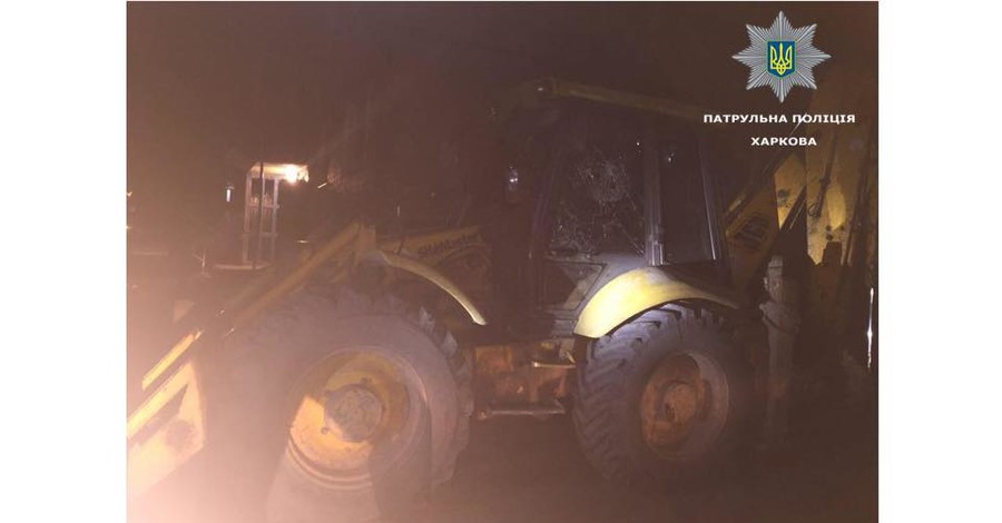 В Харькове пьяный тракторист пытался снести балкон жены ковшом