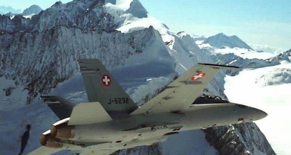 В Альпах нашли обломки швейцарского истребителя