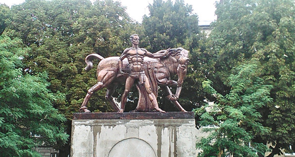 Во Львове открыли памятник ветеринару и его пациенту-коню