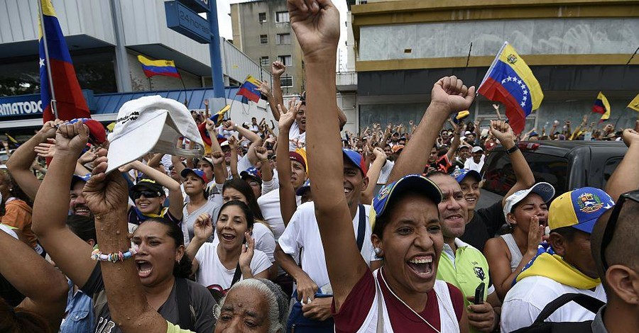 В Венесуэле тысячи людей требуют отставки президента Мадуро
