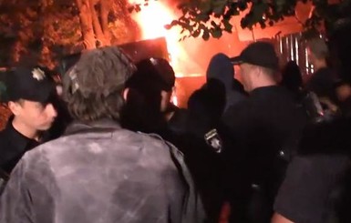 В Киеве произошла массовая драка из-за спорной новостройки 