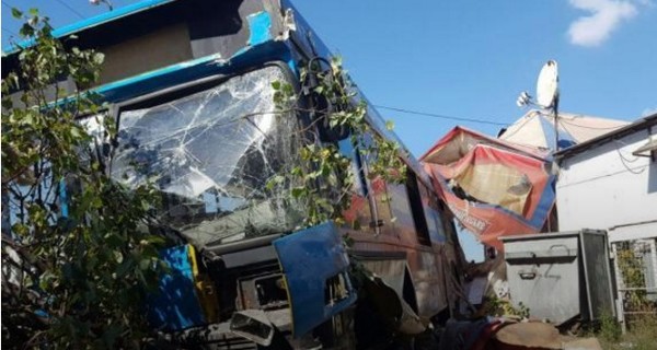 В Киеве автобус протаранил кафе, есть пострадавшие