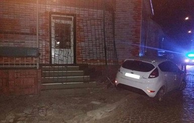 В Мукачево пьяный прокурор попытался сбежать от полиции и снес ограду магазина