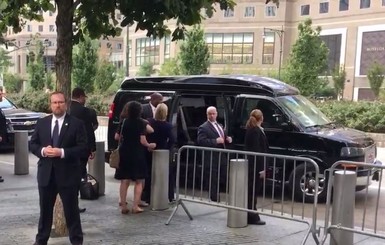 Во время церемонии в память жертв теракта 11 сентября Клинтон упала в обморок