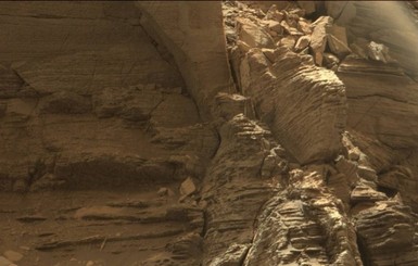 NASA показало цветные снимки скал на Марсе