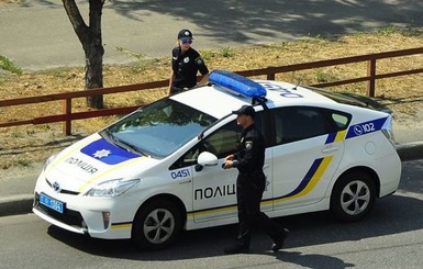 В Киеве мужчина вызвал полицию и сломал патрульному руку