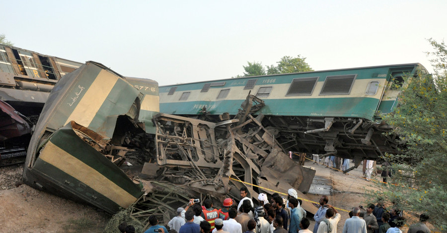 В Пакистане столкнулись два поезда