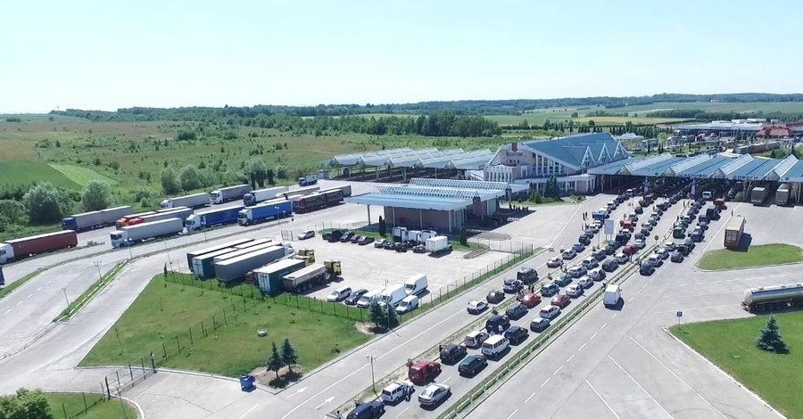 На украинско-польской границе в очередях стоят 680 машин