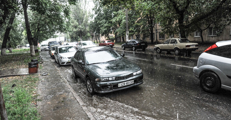 Одессу штормит: затопленный город сковали пробки