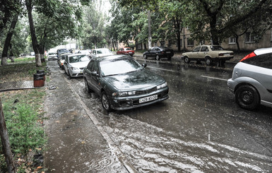 Одессу штормит: затопленный город сковали пробки