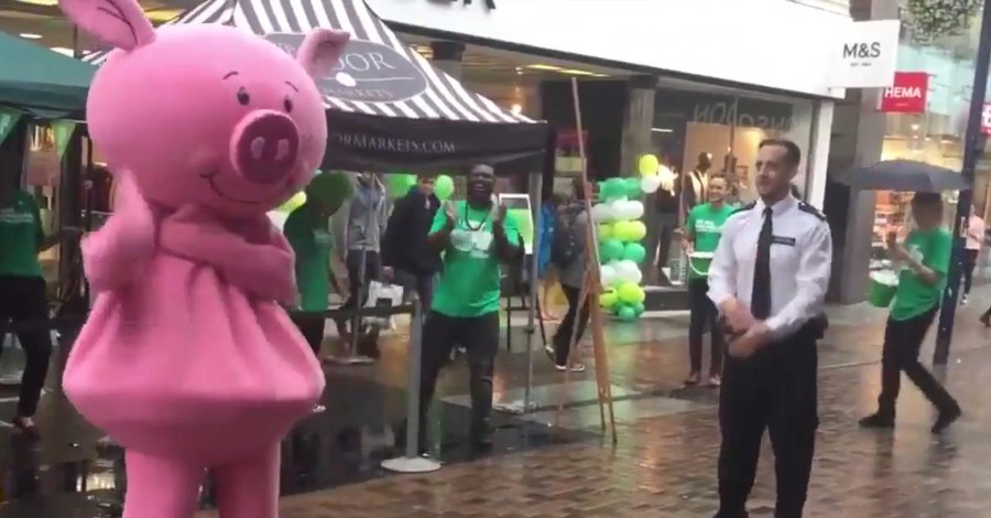 Танцующий полицейский из Великобритании покорил соцсети