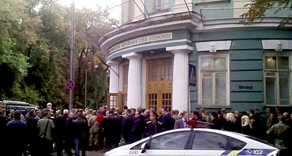 Похороны генерала Администрации президента: чтобы проститься с Тарановым, люди стоят в очереди