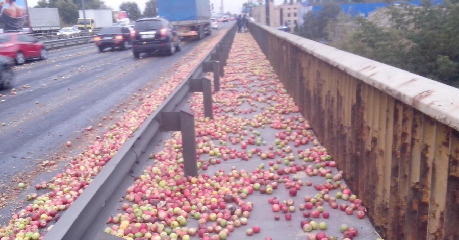 В Киеве мост засыпало яблоками, выпавшими из прицепа грузовика