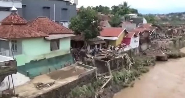 Жертвами наводнения в Индонезии стали 30 человек