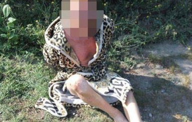 В Мариуполе задержали мужчину с топором и в леопардовом халате