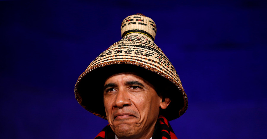 Обама примерил традиционную индейскую одежду