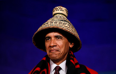 Обама примерил традиционную индейскую одежду