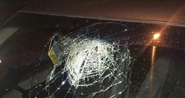 В Луцке пьяный военком разбил головой стекло машины