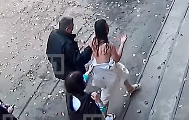 В России голая женщина погналась за воровкой