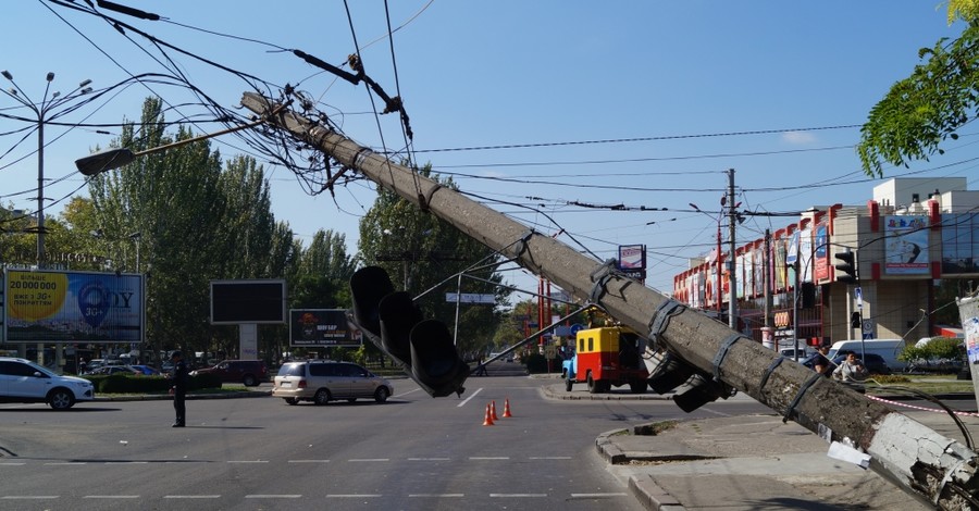 В Николаеве рухнувший столб едва не раздавил автомобили