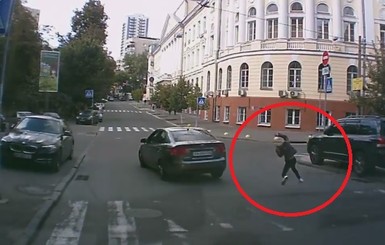 В Киеве ищут машину, которая сбила ребенка на зебре