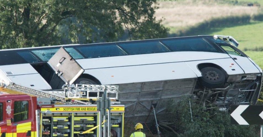 В Великобритании перевернулся автобус с футбольными фанатами, один человек погиб