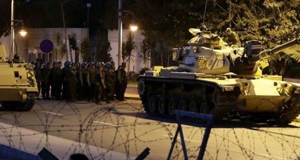 В Турции продлили режим ЧП на три месяца