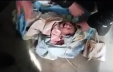 Видео спасения младенца, которого мать выбросила в общественный туалет