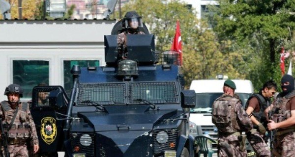 В Анкаре два смертника подорвали себя во время задержания