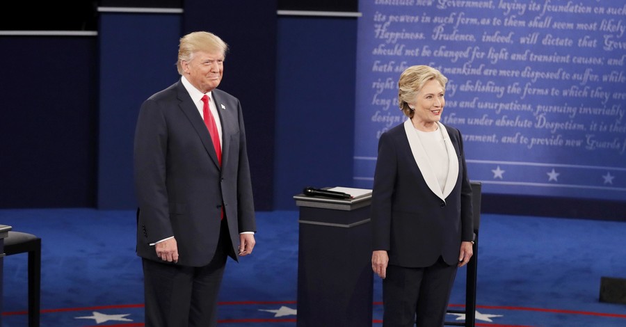 Трамп и Клинтон отказались пожать друг другу руки в начале вторых теледебатов