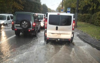 После двухдневного дождя улицы Львова превратились в реки