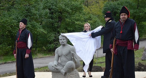 В Николаеве появилась статуя казака Мамая
